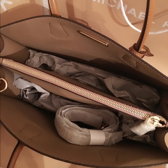 NWT LG CONV Tote - Picture 3 of 6